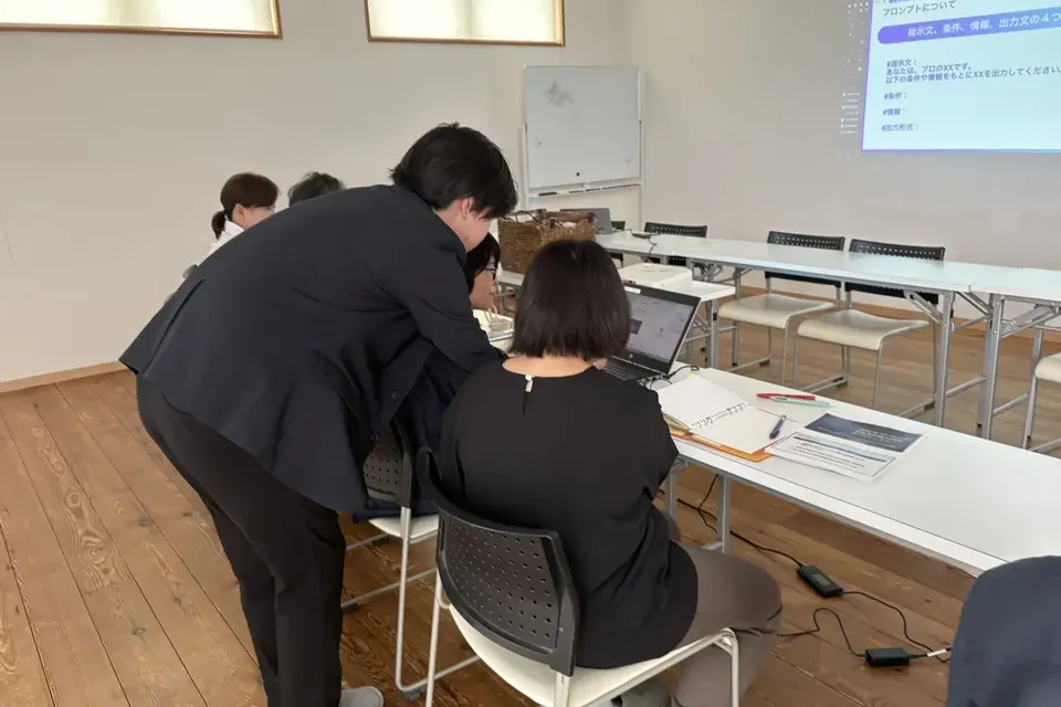 受講者の席をまわって支援している研修の様子