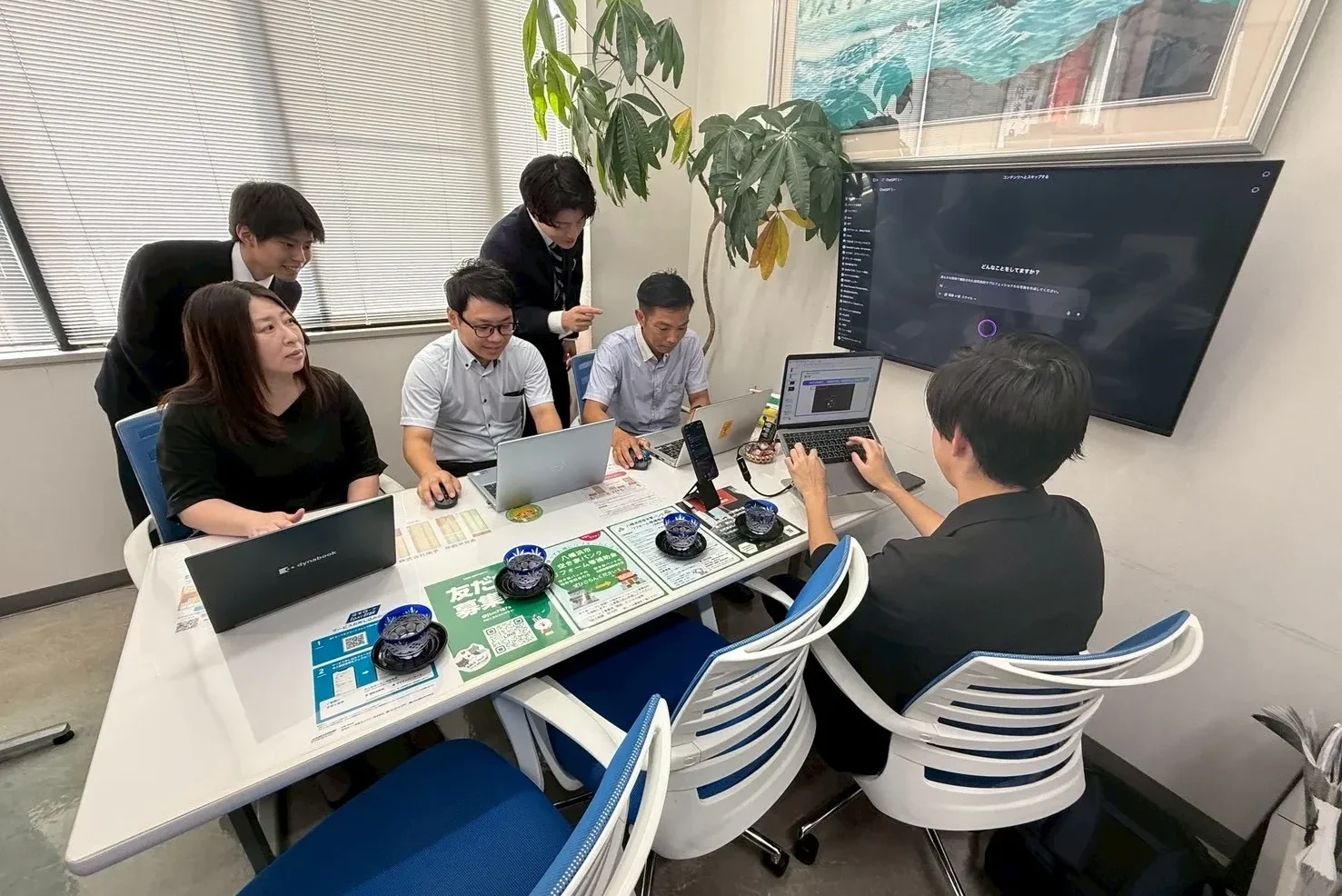 研修設計から社内展開まで相談するビジネスパーソンの様子