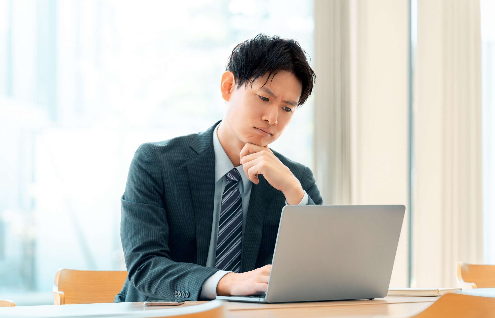 AIのハルシネーションとは 原因と発生する仕組み、事例と業務での対策6つを解説