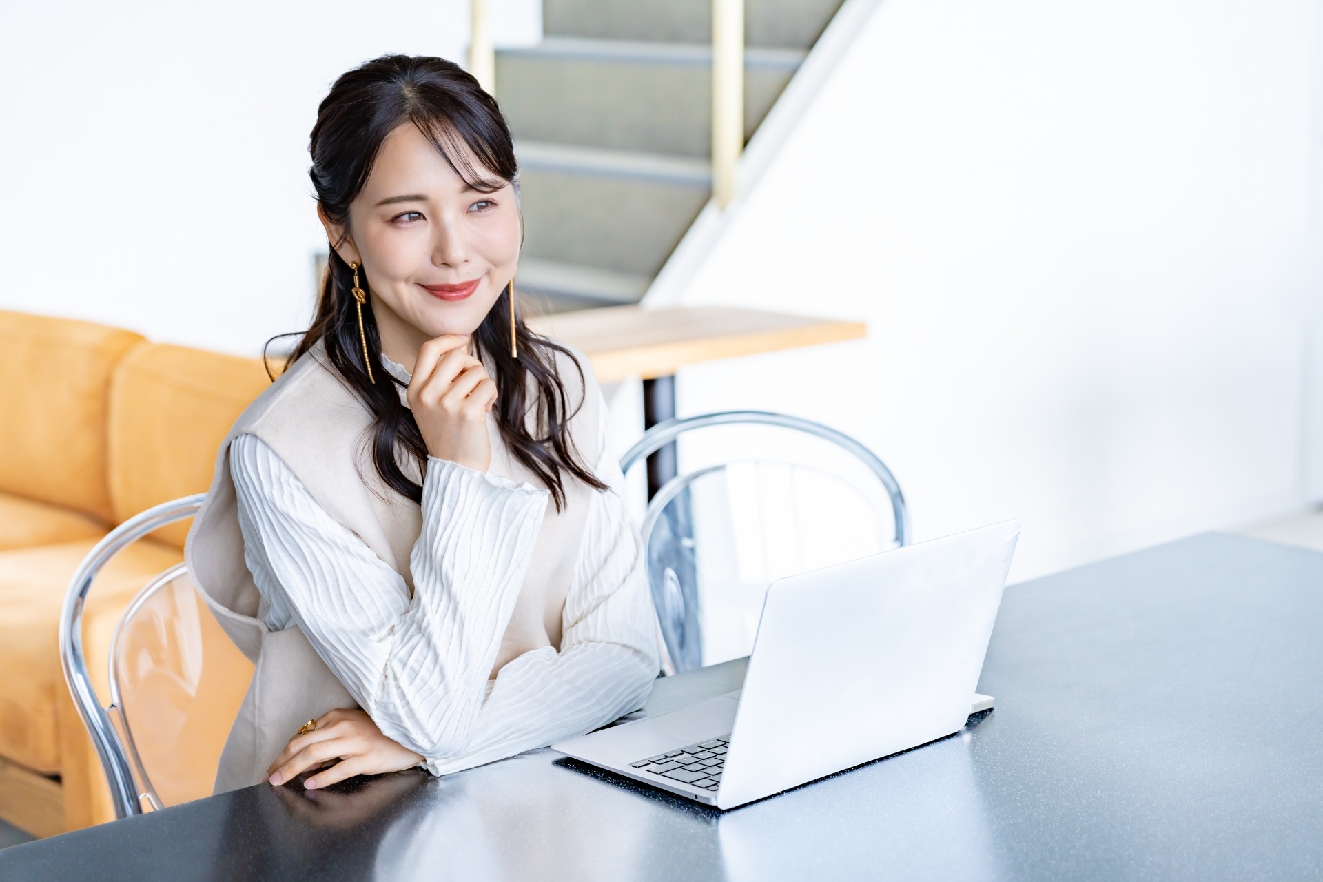 観光DXとは 観光庁が示す4つの方向性と取り組み事例、課題と進め方の5ステップ