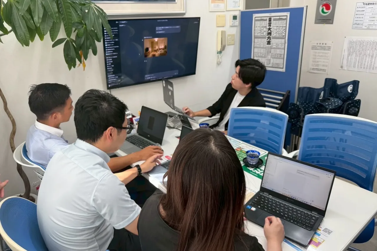 ノートPCで制作・運用の作業を進めるネクストスケールのメンバー
