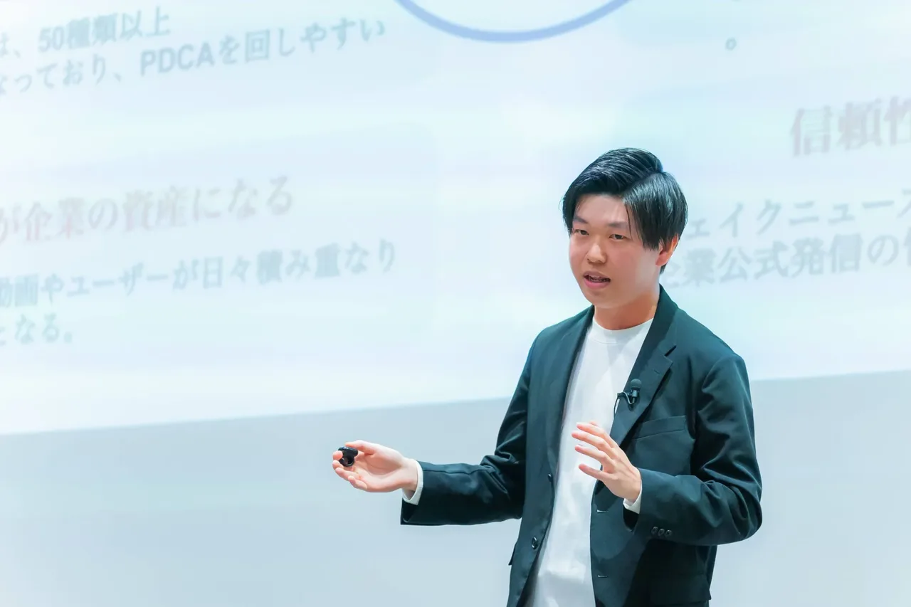 セミナーでAI活用について説明する様子