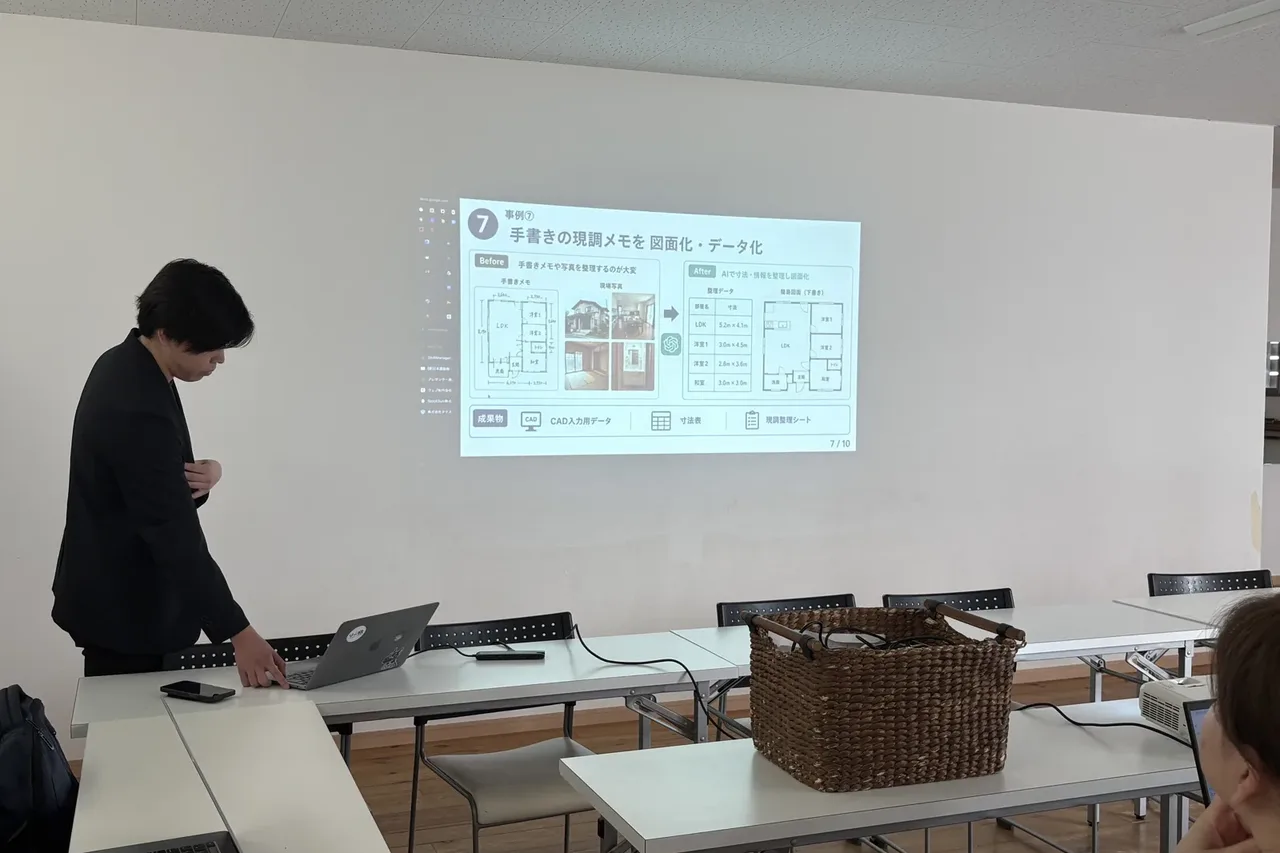 スクリーンに資料を映して進める振り返りの様子
